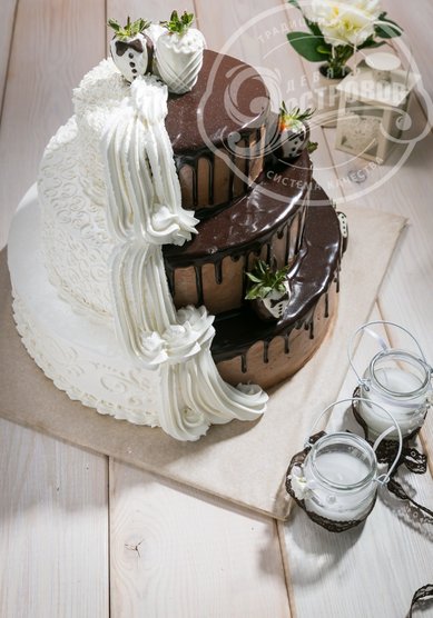 Торт на свадьбу Свадебный торт с клубником в шокола (К105159) - Кондитерская КФ 9 Островов...