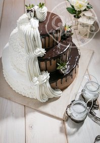  «Свадебный торт с клубником в шокола» (К105159)