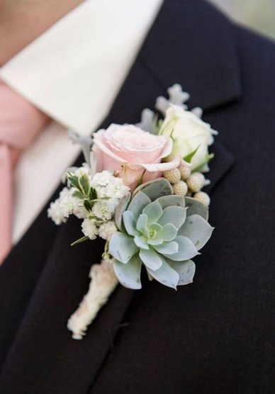 Бутоньерка с суккулентом Ц10057 - Салон цветов ЦВЕТЕЛЬЕ