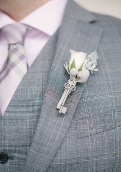 Бутоньерка с ключом Ц10059 - Салон цветов ЦВЕТЕЛЬЕ