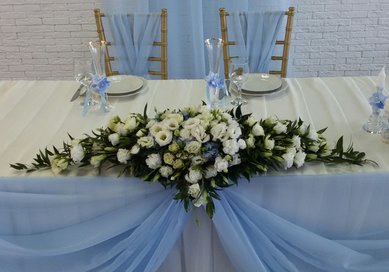 Композиция на стол молодоженов Ц10088 - Салон цветов ЦВЕТЕЛЬЕ