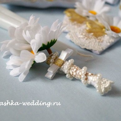 Бутоньерка Р10493 - Свадебные букеты и аксессуары из атласных лент Ромашковая свадьба...