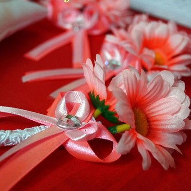 Бутоньерка Р10494 - Свадебные букеты и аксессуары из атласных лент Ромашковая свадьба...