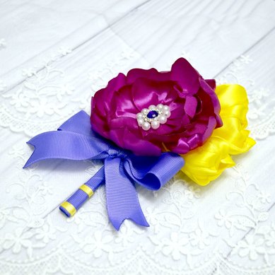 Бутоньерка Р10498 - Свадебные букеты и аксессуары из атласных лент Ромашковая свадьба...