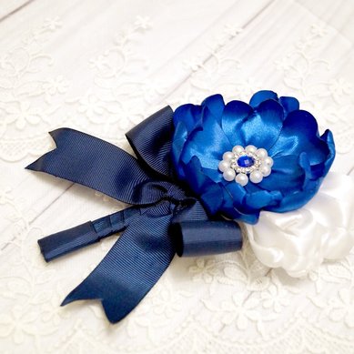 Бутоньерка Р10499 - Свадебные букеты и аксессуары из атласных лент Ромашковая свадьба...