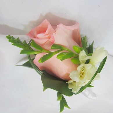 Бутоньерка 12 С9875 - Салон цветов Супермаркет цветов и подарков