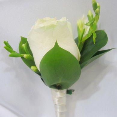 Бутоньерка 13 С9876 - Салон цветов Супермаркет цветов и подарков