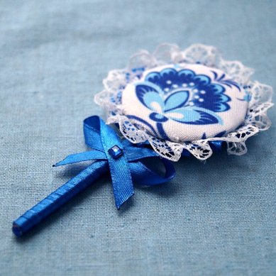Бутоньерка гжель и кружев Р120670 - Свадебные аксессуары ручной работы Ромашковая свадьба...